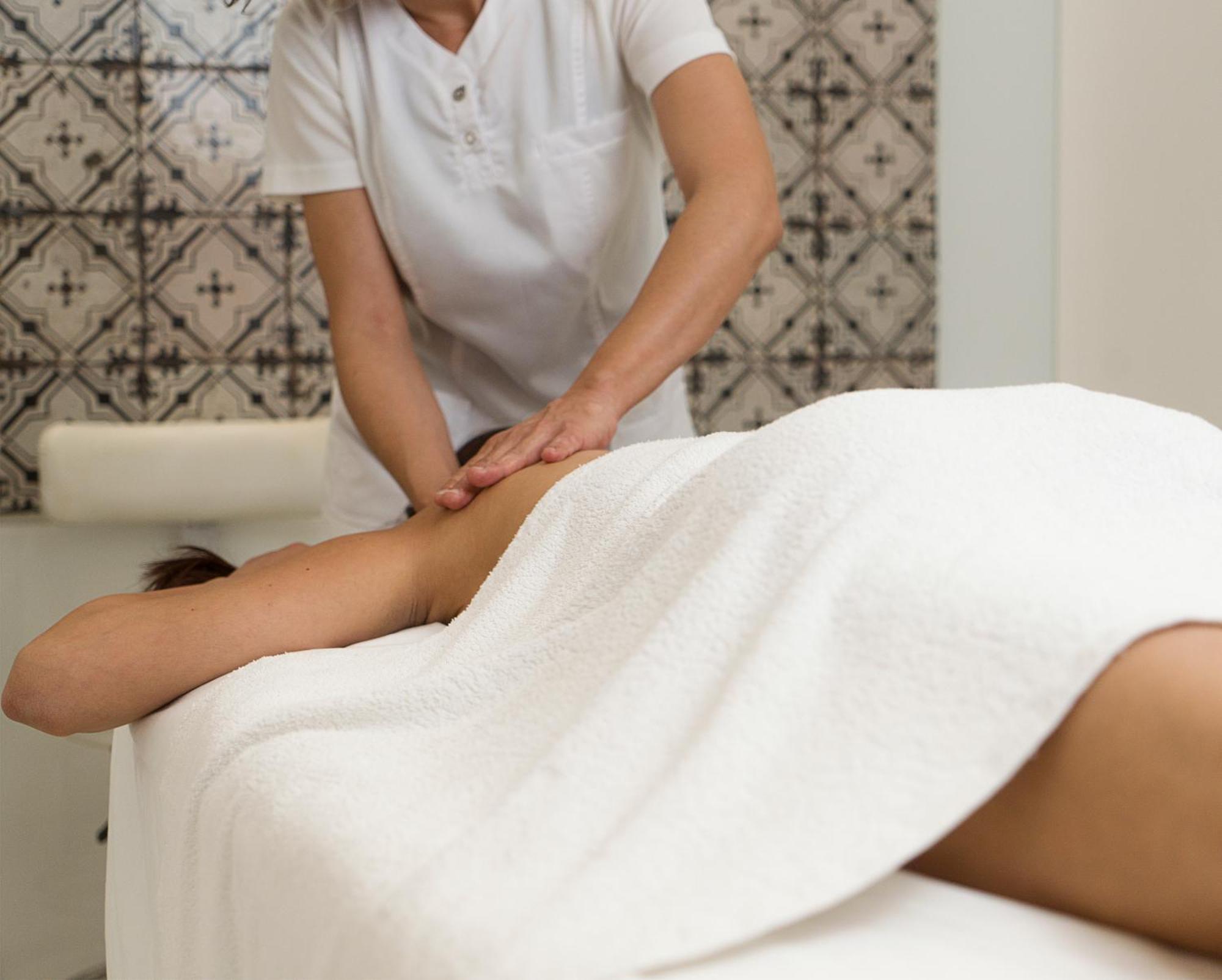Villa Athena Resort أغريجنتو المظهر الخارجي الصورة A massage therapist working on a patient