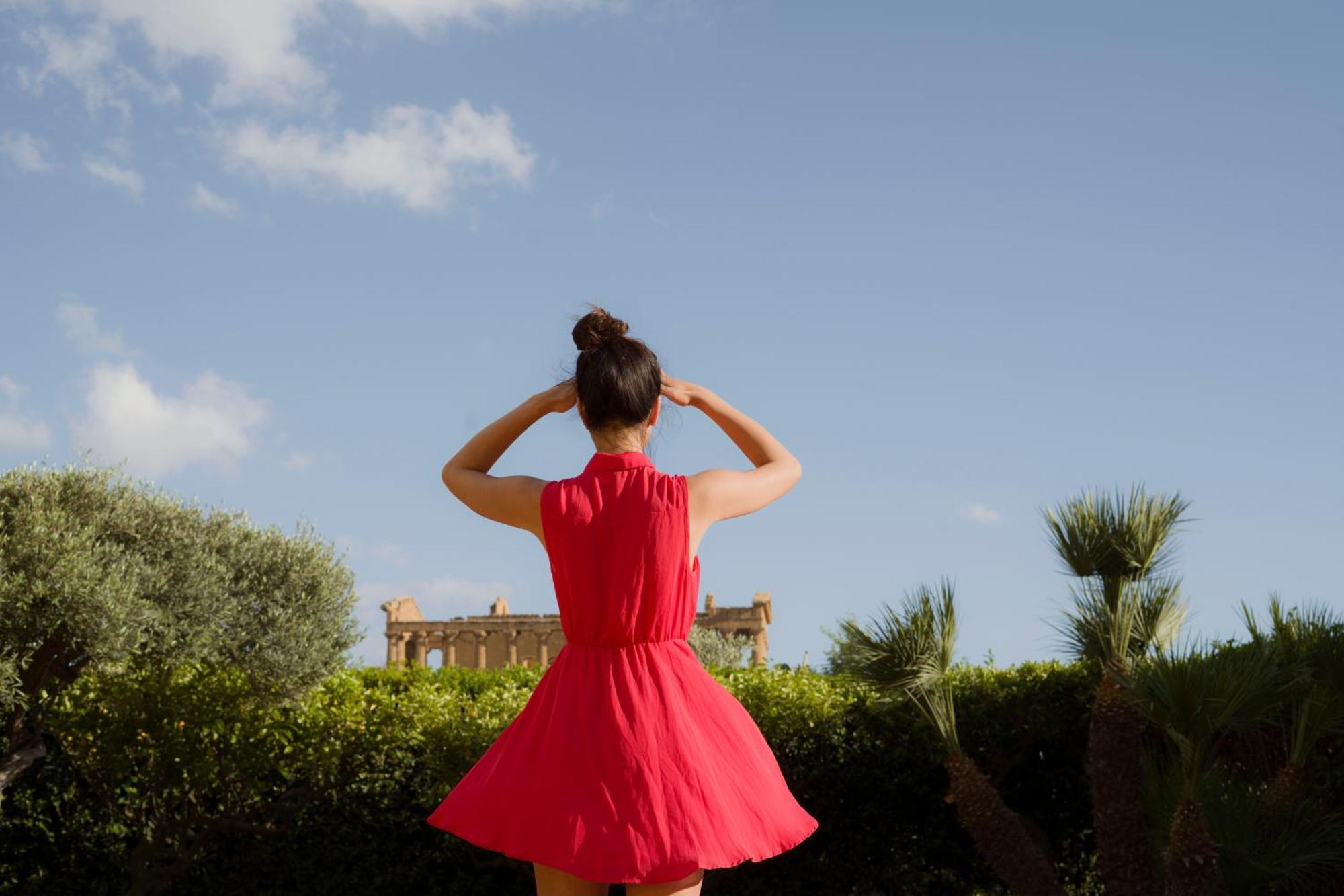 Villa Athena Resort أغريجنتو المظهر الخارجي الصورة A woman wearing a red dress
