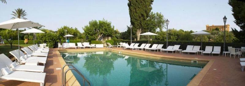 Villa Athena Resort أغريجنتو المظهر الخارجي الصورة The swimming pool at the hotel